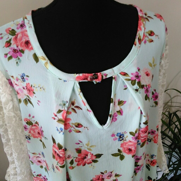 Ty Alexander's floral blouse with lace sleeves - Picture 5 of 8